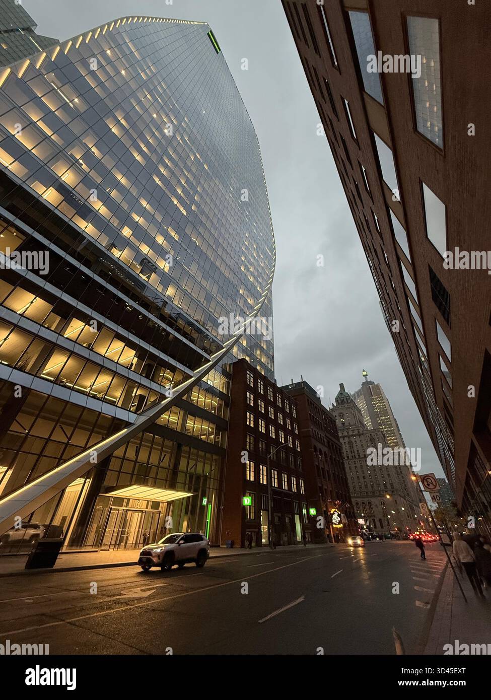 Rue du quartier financier de Toronto avec gratte-ciel en verre moderne, Une scène de rue dramatique dans le quartier financier de Toronto avec de hauts gratte-ciel en verre - Image de stock capturée avec un smartphone