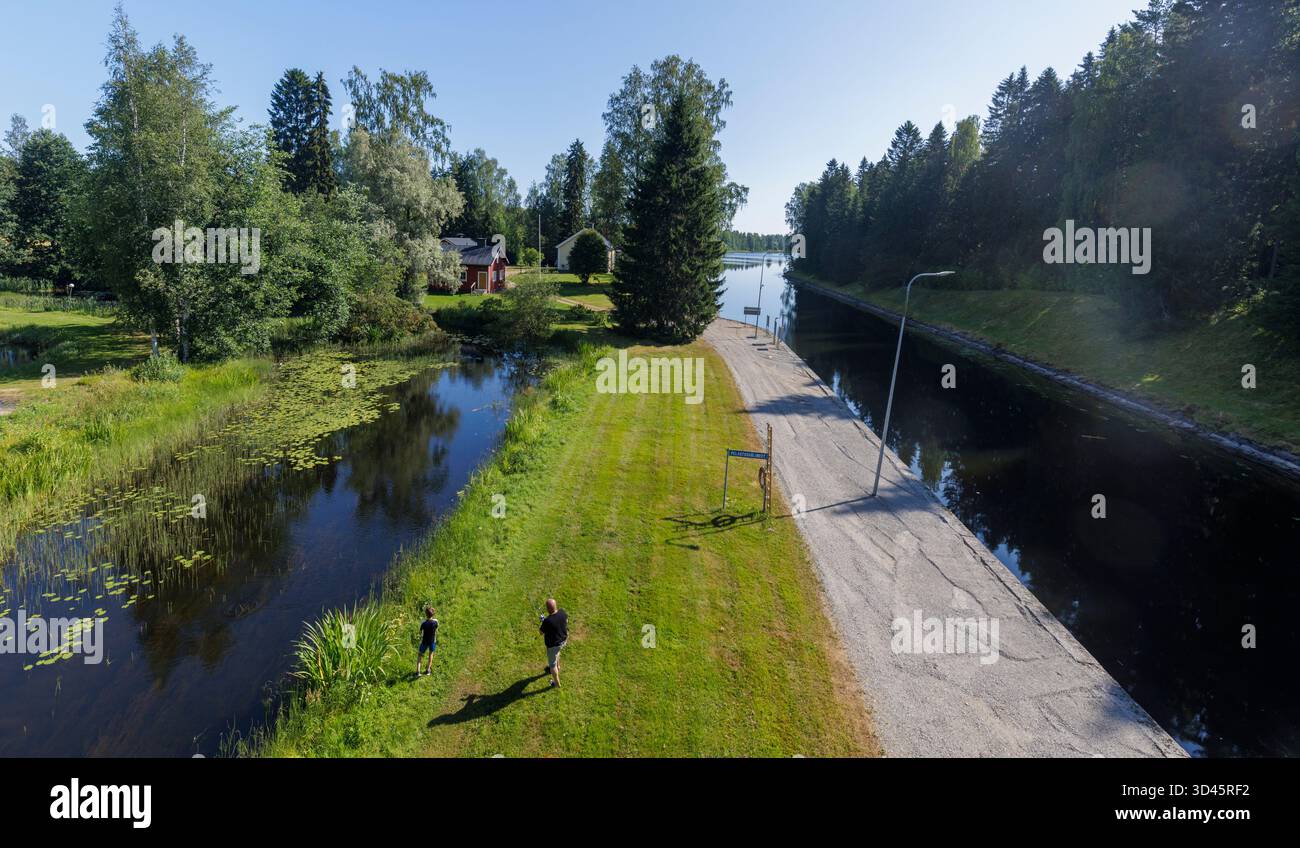 Kerkonkoski canal zone en été (du côté du lac Niinivesi) . Kerkonkosken Keidas restaurant et camping , Rautalampi , Finlande Banque D'Images