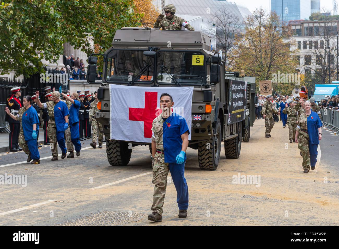 The Lady Mayor's Show procession dans la ville de Londres, 2025, Angleterre, Royaume-Uni. Le défilé annuel a eu lieu le 8 novembre 2025 pour accueillir la première dame maire de Londres depuis plus de 800 ans, Dame Susan Langley. (Il est normalement appelé The Lord Mayors Show). La nouvelle Lady Mayor de Londres montait dans une calèche dorée. Le défilé comprenait de nombreuses fanfares, des compagnies de livrées, des représentants de toutes les forces armées et de nombreuses organisations différentes. Sur la photo : la ville de Londres et du Sud-est, le régiment médical multi-rôle, l'unité médicale de la Royal Army Banque D'Images