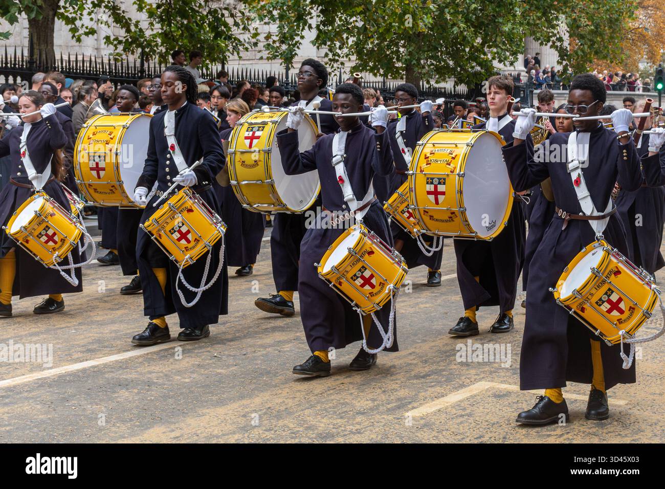 The Lady Mayor's Show procession dans la ville de Londres, 2025, Angleterre, Royaume-Uni. Le défilé annuel a eu lieu le 8 novembre 2025 pour accueillir la première dame maire de Londres depuis plus de 800 ans, Dame Susan Langley. (Il est normalement appelé The Lord Mayors Show). La nouvelle Lady Mayor de Londres montait dans une calèche dorée. Le défilé comprenait de nombreuses fanfares, des compagnies de livrées, des représentants de toutes les forces armées et de nombreuses organisations différentes. Photo : Christ’s Hospital School Band de Horsham. Banque D'Images