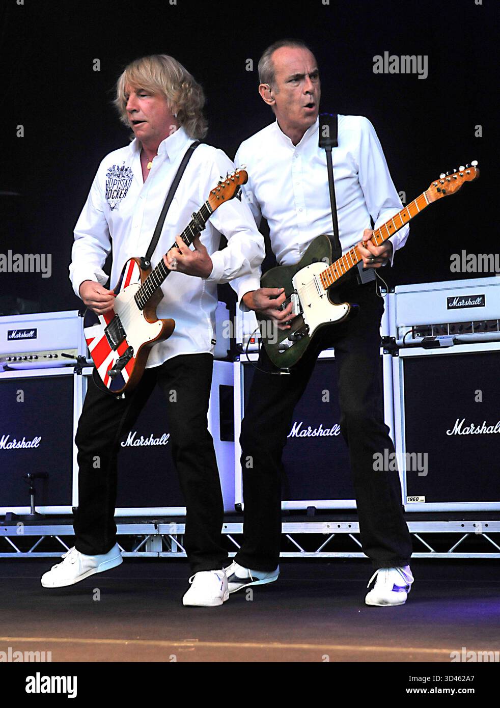 STATU QUO se produisant en direct sur scène au festival de Cornbury Great Tew Estate Oxfordshire3/07/2011Picture by : Brian Jordan / Retna Pictures Job : Ref : BJN - *World Rights* Banque D'Images