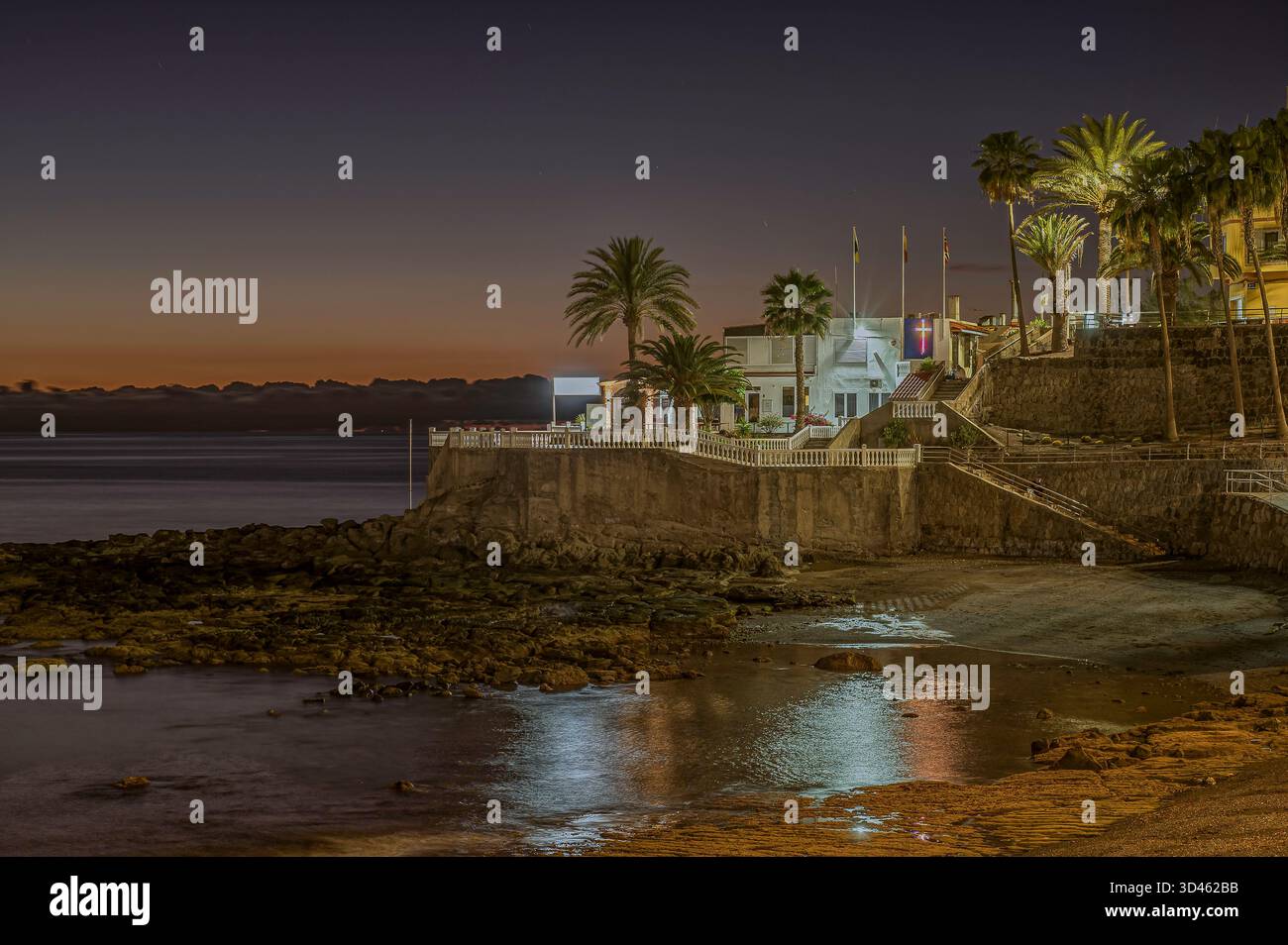 Paysage nocturne de l'église norvégienne à Arguineguin, Grande Canarie, 3 mars 2025 Banque D'Images