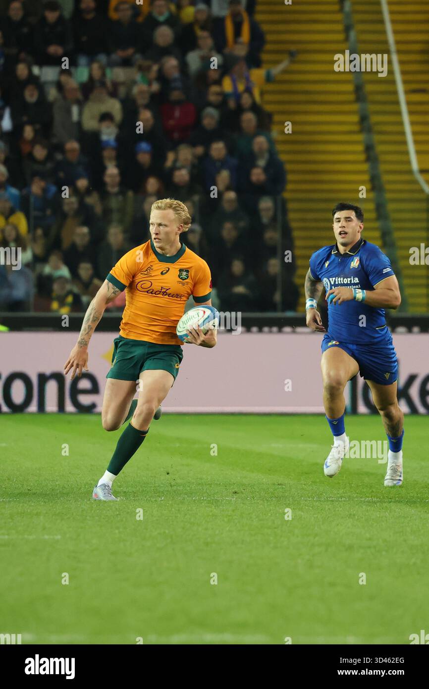 Udine, Italie. 08/11/2025, Udine, Bluenergy Stadium, QUILTER NATIONS SERIES semaine 2 : Italie vs Australie, carter Gordon (Wallabies's Fly-Half #10) poursuivi par Tommaso Menoncello (Italie Inside centre #12) crédit : Just Pictures GmbH/Alamy Live News Banque D'Images