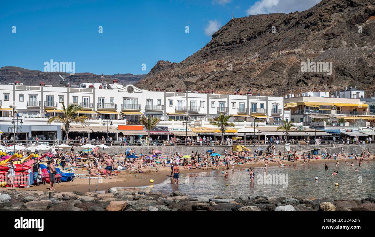 Playa de Mogan est pleine de monde sur la plage, Gran Canaria, Espagne, mars 3, 2025 Banque D'Images