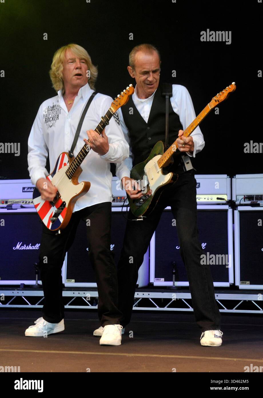 STATU QUO se produisant en direct sur scène au festival de Cornbury Great Tew Estate Oxfordshire3/07/2011Picture by : Brian Jordan / Retna Pictures Job : Ref : BJN - *World Rights* Banque D'Images