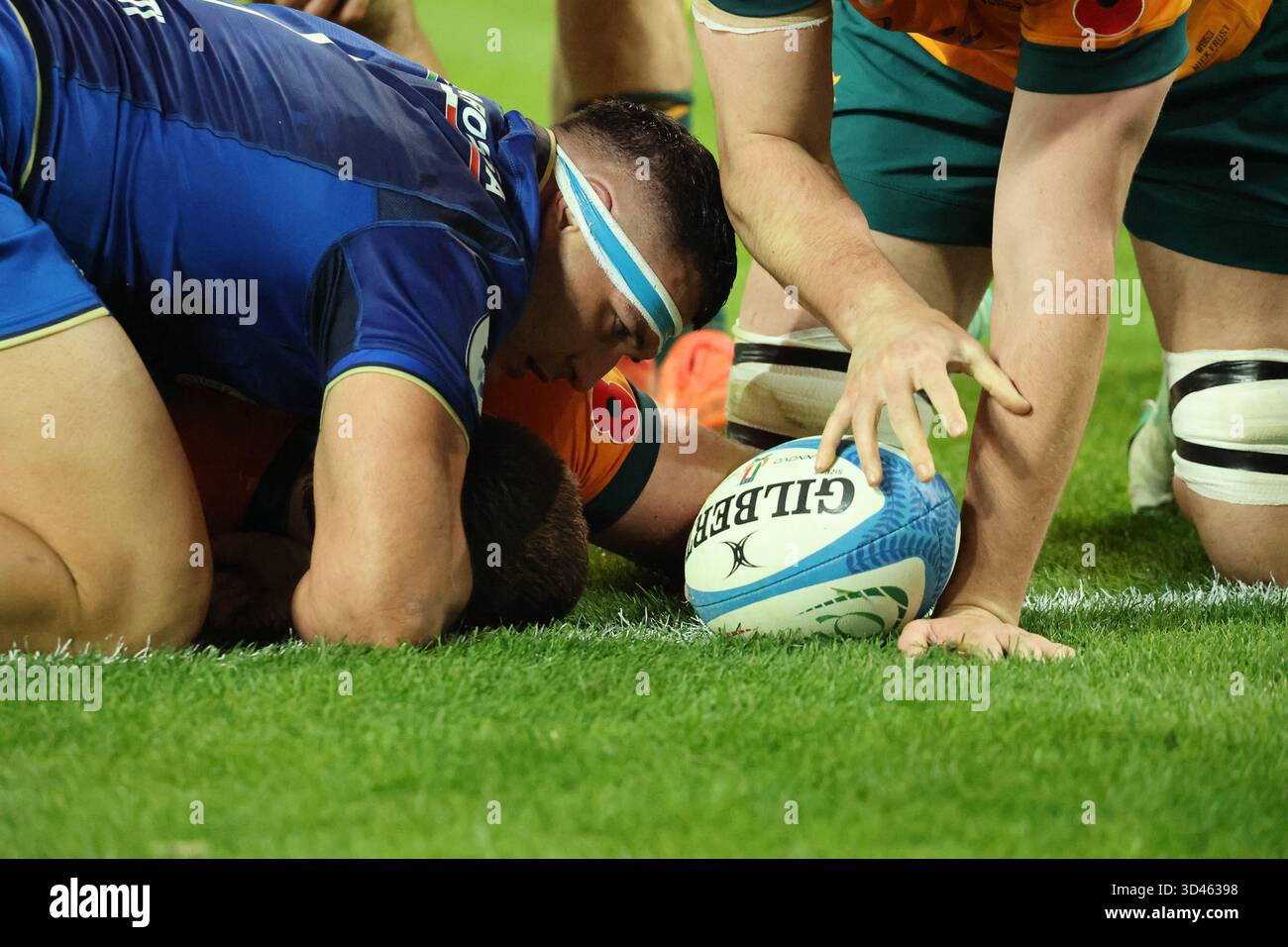 Udine, Italie. 08/11/2025, Udine, Bluenergy Stadium, QUILTER NATIONS SERIES semaine 2 : Italie vs Australie, Angus Bell (Wallabies's Loosehead prop #1) marque le deuxième essai pour l'Australie crédit : Just Pictures GmbH/Alamy Live News Banque D'Images