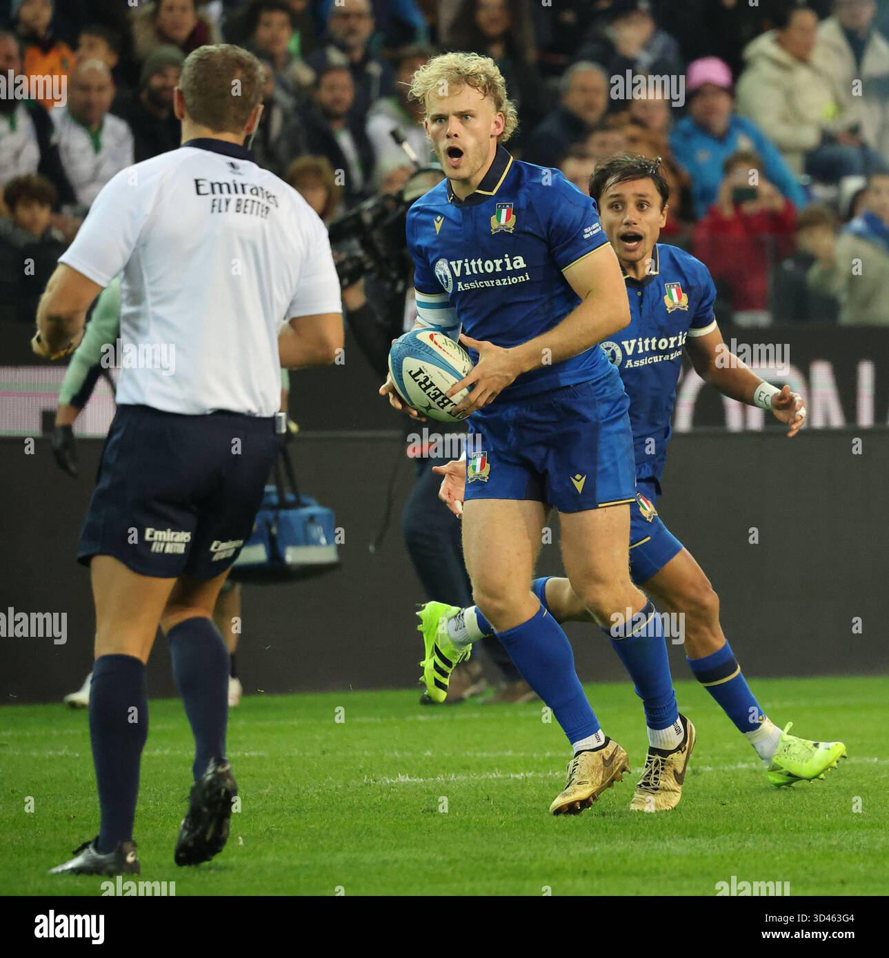 Udine, Italie. 08/11/2025, Udine, Bluenergy Stadium, QUILTER NATIONS SERIES semaine 2 : Italie vs Australie, Louis Lynagh (aile droite italienne n°14) et Ange Capuozzo (dos complet italien n°15) mécontents de la décision d'Andrew Brace (IRU - arbitre) crédit : Just Pictures GmbH/Alamy Live News Banque D'Images
