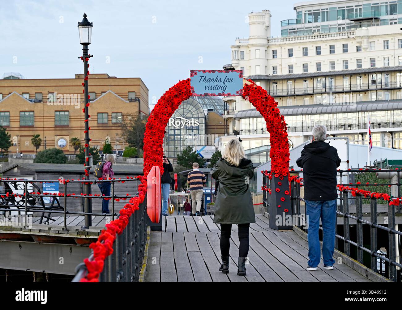 6 novembre 2025. Coquelicots rouges tricotés et crochetés sur le quai de Southend on Sea du 5-16 novembre (jusqu'au 23 novembre) en l'honneur du jour du souvenir. Banque D'Images
