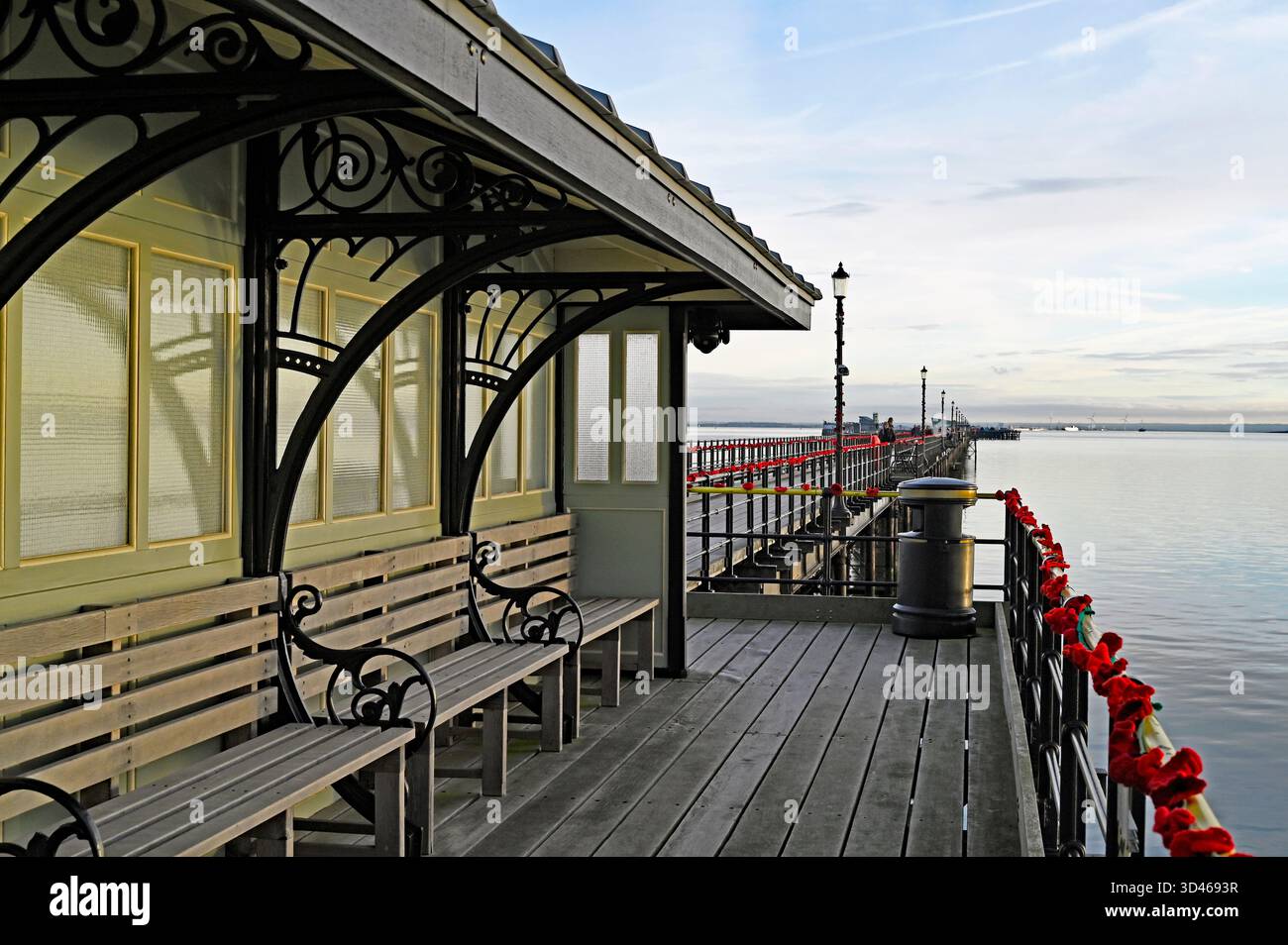 6 novembre 2025. Coquelicots rouges tricotés et crochetés sur le quai de Southend on Sea à partir du 5-16 novembre en l'honneur du jour du souvenir. Banque D'Images