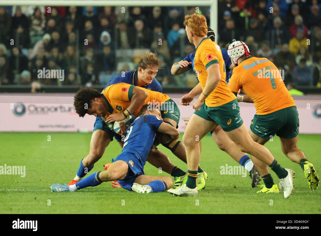 Udine, Italie. 08/11/2025, Udine, Bluenergy Stadium, QUILTER NATIONS SERIES semaine 2 : Italie vs Australie, Paolo Garbisi (Italie Fly-Half #10) et Lorenzo Cannone (Italie Number 8 #8) succédant à Rob Valetini (Wallabies's Replacement #19) crédit : Just Pictures GmbH/Alamy Live News Banque D'Images
