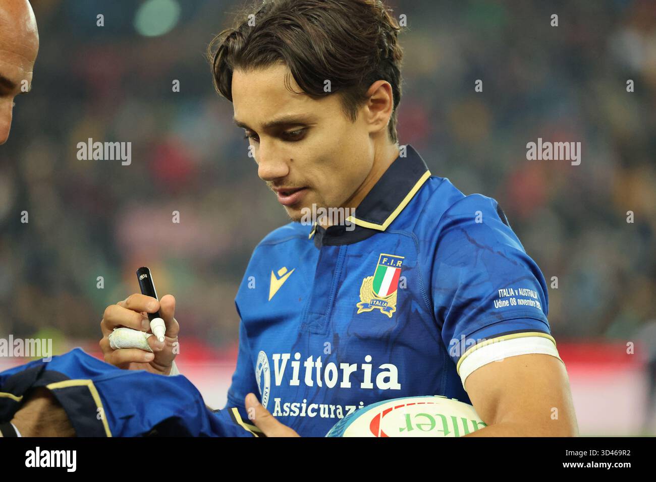 Udine, Italie. 08/11/2025, Udine, Bluenergy Stadium, QUILTER NATIONS SERIES semaine 2 : Italie vs Australie, Ange Capuozzo (Italie's Full-Back #15) signature d'autographes après la victoire crédit : Just Pictures GmbH/Alamy Live News Banque D'Images