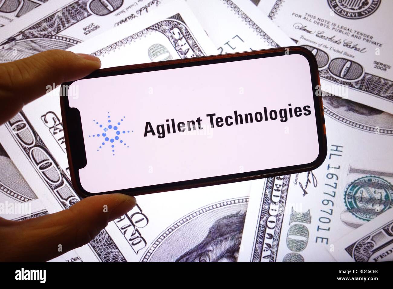 Pologne. 28 septembre 2025. Sur cette photo, le logo de la société Agilent technologies est affiché sur un écran de smartphone avec des billets en dollars américains en arrière-plan. (Crédit image : © Piotr SWAT/SOPA images via ZUMA Press Wire) USAGE ÉDITORIAL SEULEMENT ! Non destiné à UN USAGE commercial ! Banque D'Images