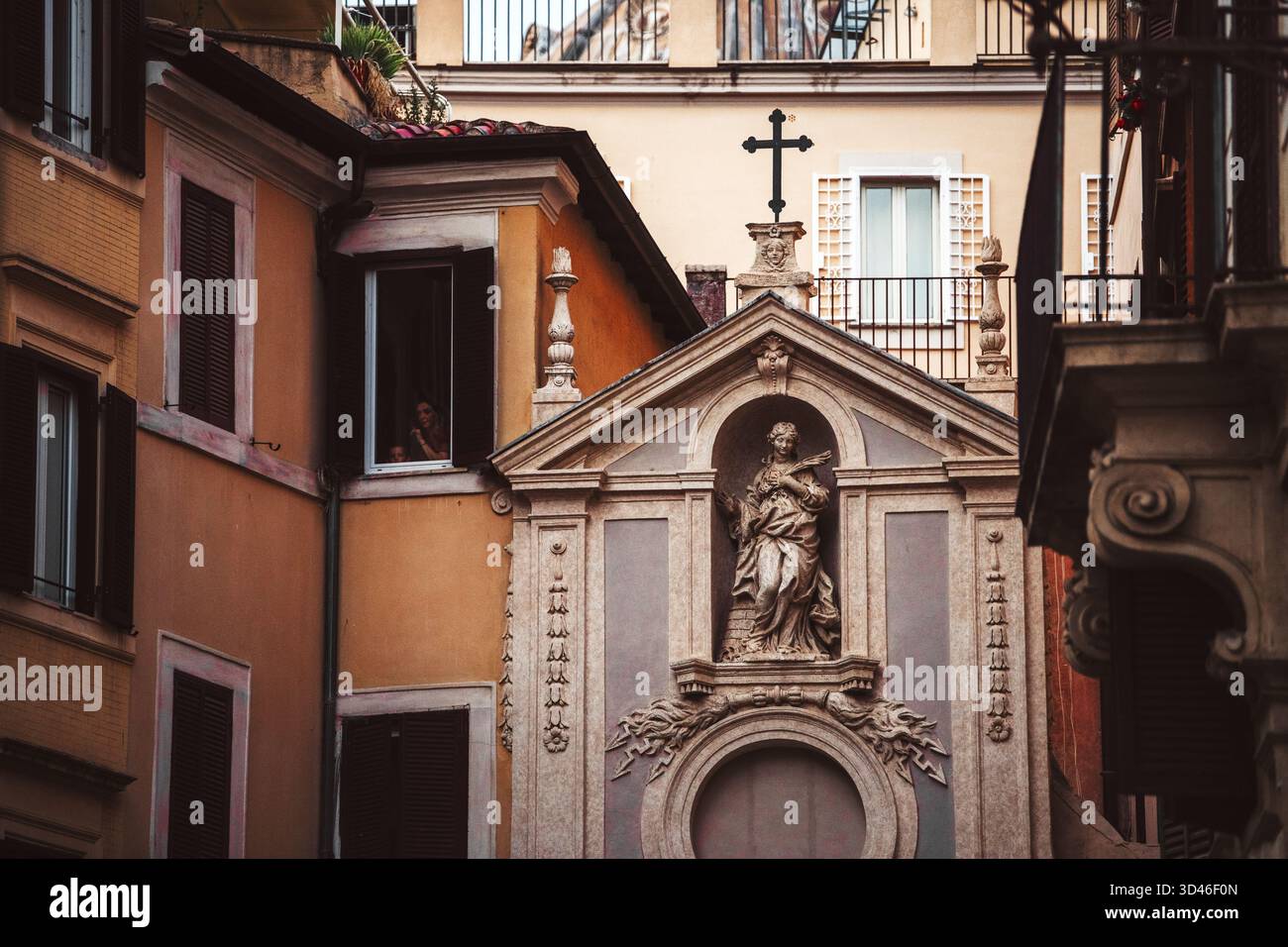 Rome, Italie - 21 juillet 2024 - une image de l'église Santa Barbara dei Librai mettant en valeur le riche style architectural et le patrimoine religieux de Rome. Banque D'Images