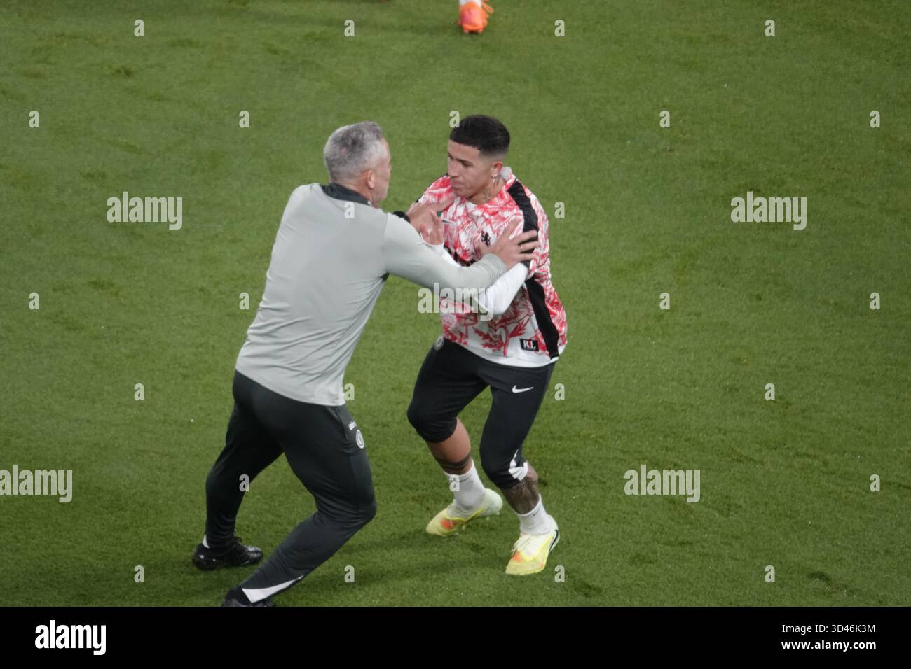 Stamford Bridge, Fulham, Londres, Royaume-Uni. 8 novembre 2025. Chelsea Football Club affronte le bas de la table Wolverhampton Wanderers le jour 11 du match de premier League à leur domicile - Stamford Bridge. Ici : Enzo Fernandez pratique le marquage de fermeture avant le coup d'envoi crédit : Motofoto/Alamy Live News Banque D'Images