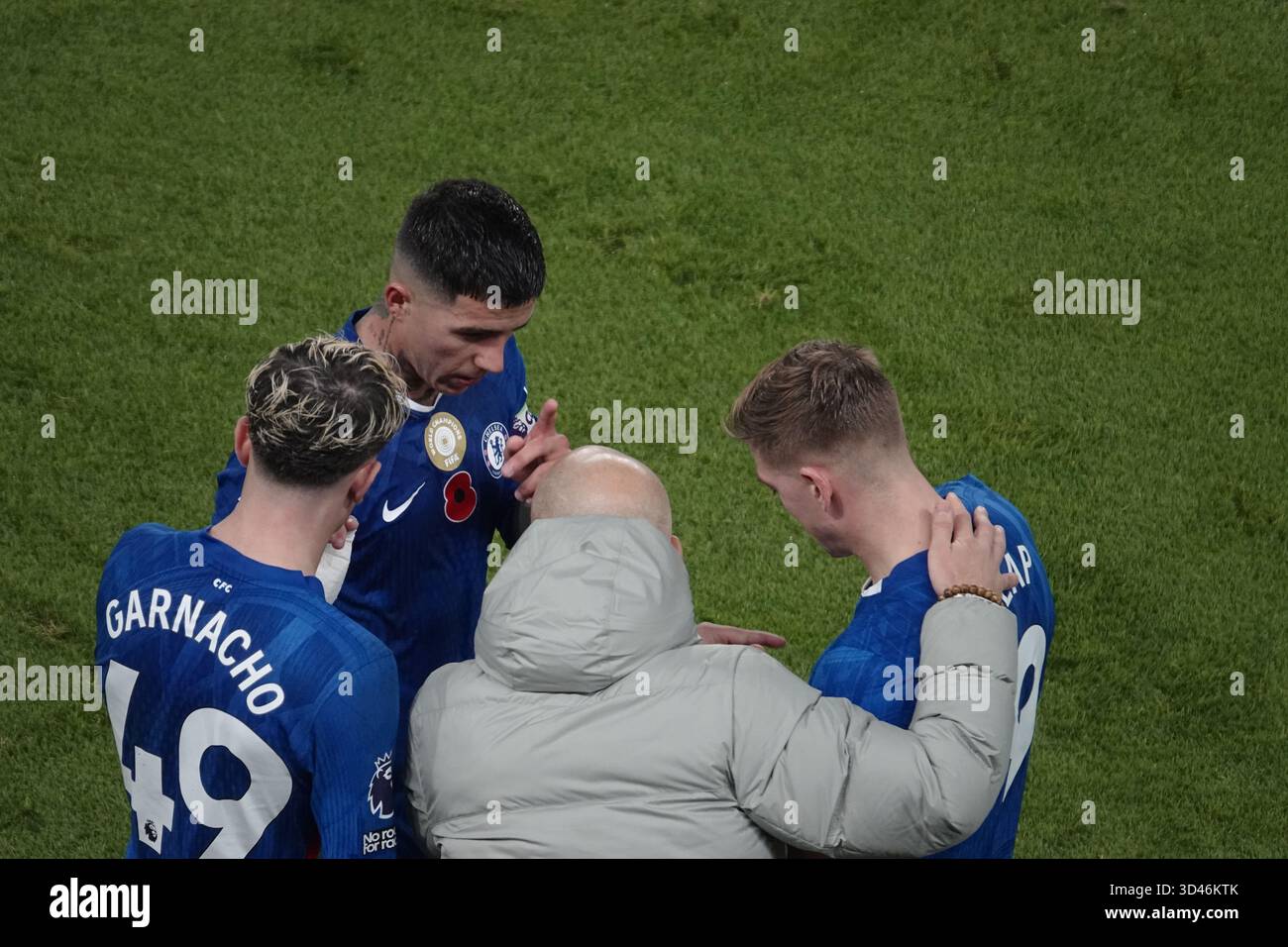 Stamford Bridge, Fulham, Londres, Royaume-Uni. 8 novembre 2025. Chelsea Football Club affronte le bas de la table Wolverhampton Wanderers le jour 11 du match de premier League à leur domicile - Stamford Bridge. Ici : les entraîneurs d'Enzo Maresca Liam Delap, Enzo Fernandez et Alejandro Garnacho pendant une pause dans le jeu crédit : Motofoto/Alamy Live News Banque D'Images