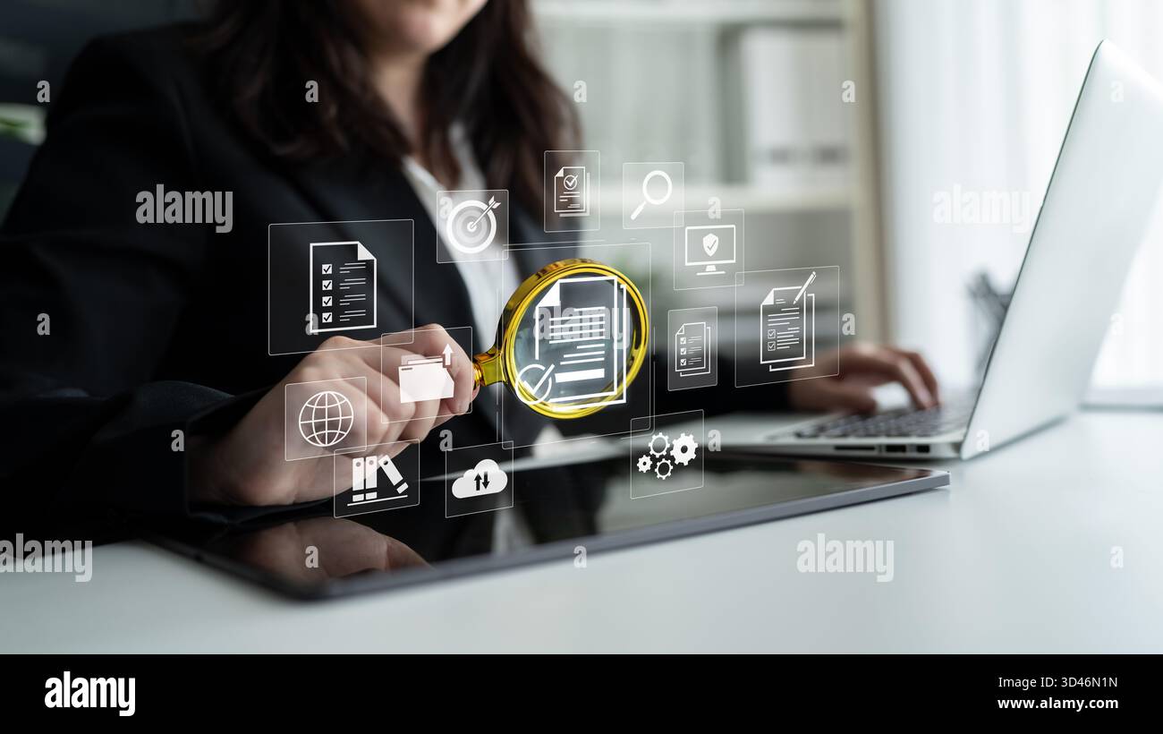 Concept de conformité d'entreprise et de contrôle de qualité. En suivant une liste de contrôle et en respectant la politique et les normes réglementaires de l'entreprise, confirmées par an Banque D'Images