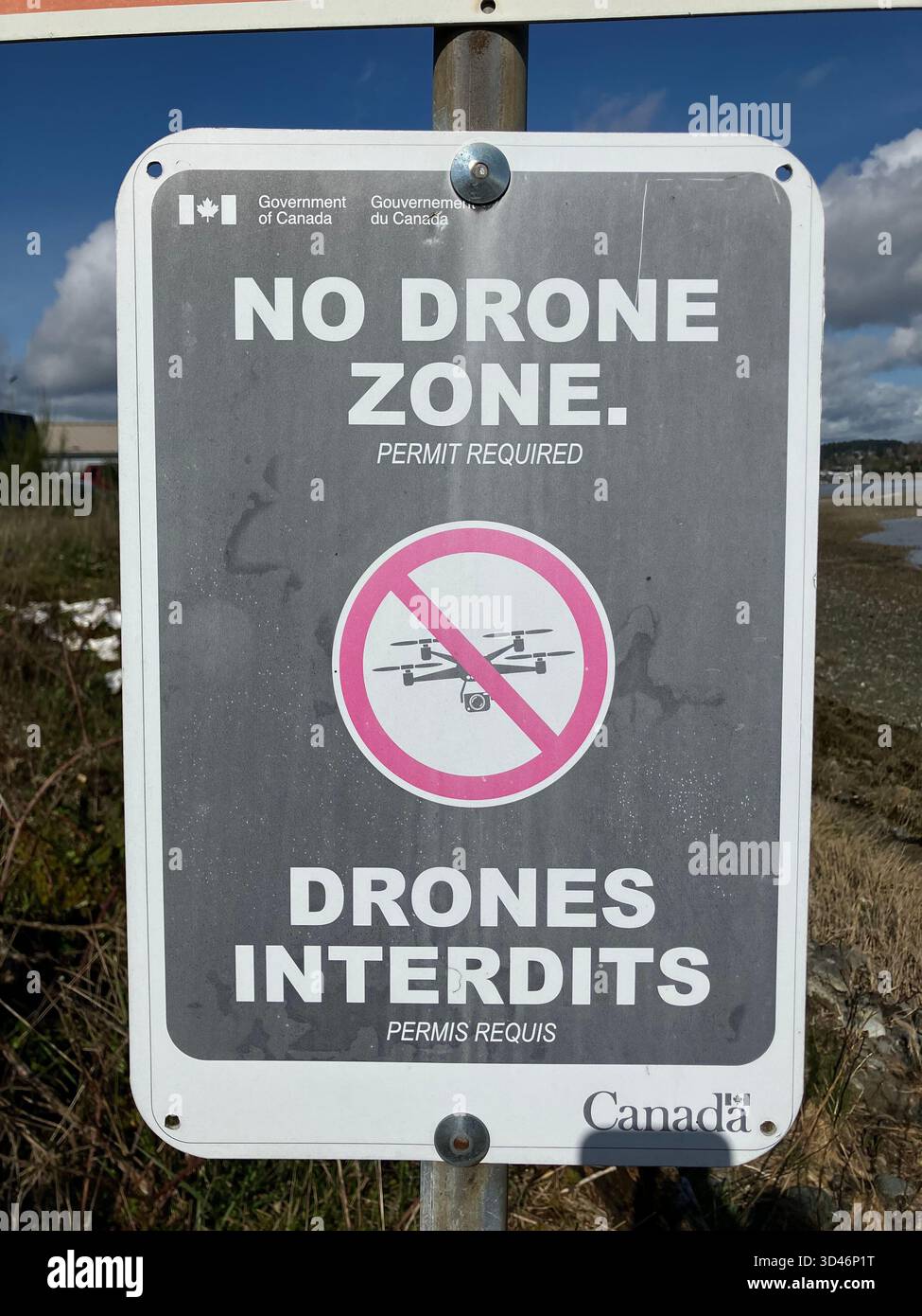 Affiche bilingue anglais/français « No Drone zone ». Permis requis » par le gouvernement du Canada. Banque D'Images