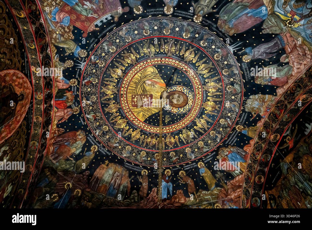 Une fresque orthodoxe élaborée représentant le Christ Pantocrator entouré d'anges et de saints décore le dôme central du monastère de Bachkovo. Banque D'Images