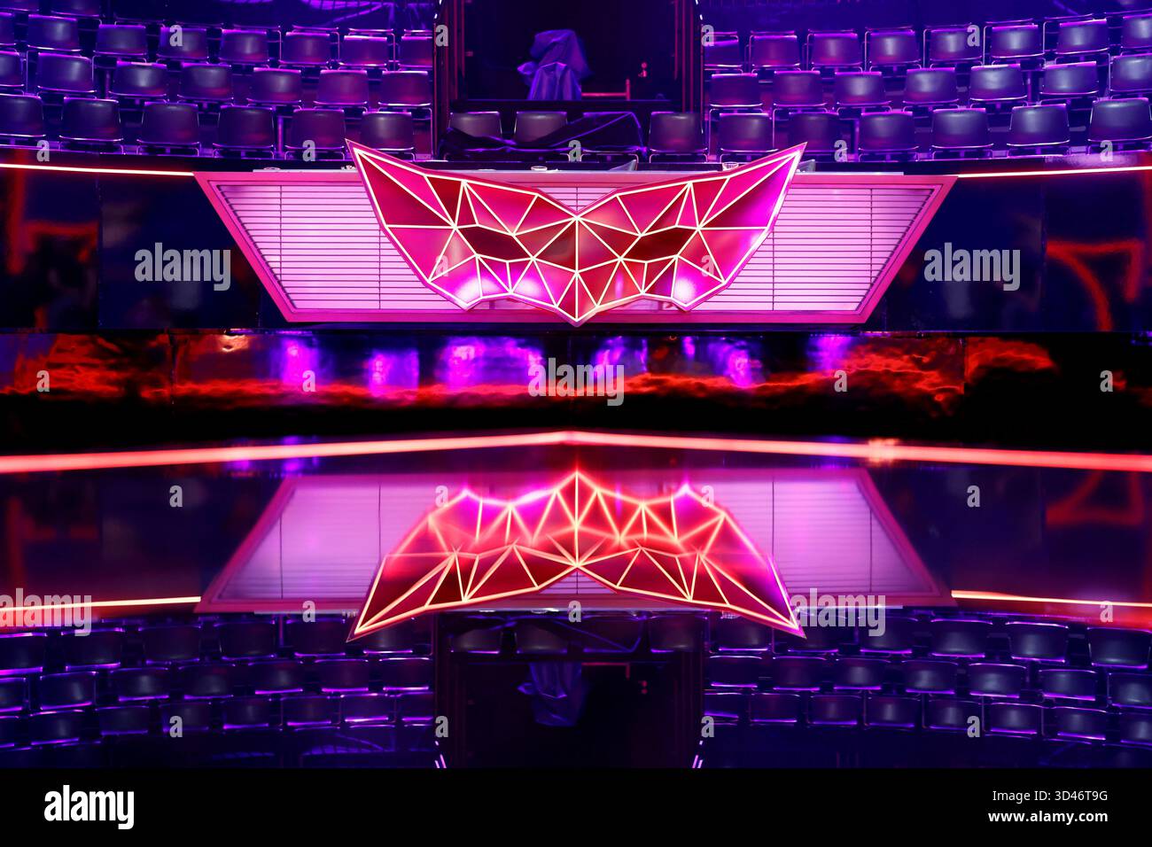 DAS Pult mit den Sitzplätzen für das Rateteam und dem logo der Show in der ProSieben-Show the Masked Singer in den MMC-Studios in Ossendorf. Themenbild, Symbolbild Köln, 08.11.2025 NRW Deutschland *** la console avec les sièges pour l'équipe de devinettes et le logo des spectacles dans le ProSieben montre le chanteur masqué aux studios MMC à Ossendorf image du thème, image symbolique Cologne, 08 11 2025 NRW Allemagne Copyright : xChristophxHardtx Banque D'Images
