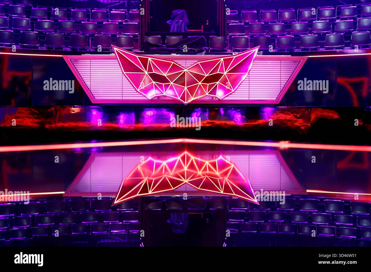 Le podium avec les sièges pour l'équipe de devinettes et le logo du spectacle dans le spectacle ProSieben 'The Masked Singer' aux studios MMC à Ossendorf. (Image stock, image symbolique) Cologne, 8 novembre 2025 Banque D'Images