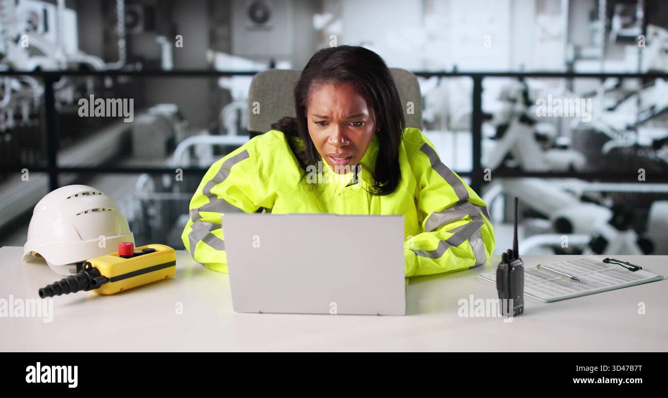 Une cyberattaque choque un analyste de la sécurité des usines automobiles sur ordinateur portable. Banque D'Images