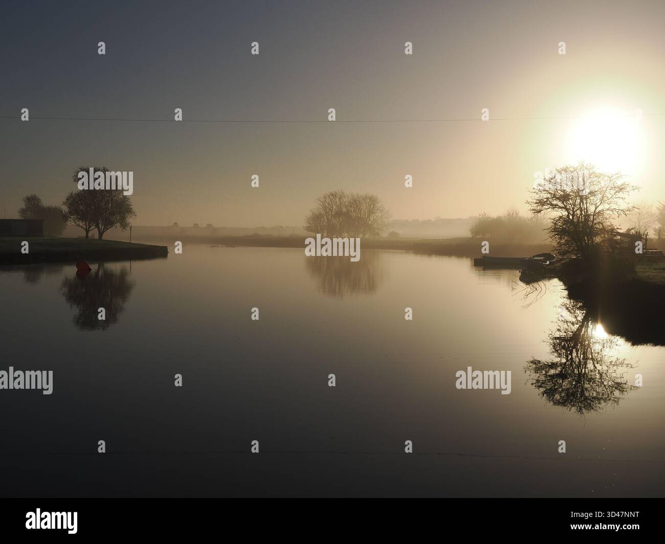 Sheerness, Kent, Royaume-Uni. 9 novembre 2025. Météo britannique : misty automne souvenir dimanche au Barton's point Coastal Park à Sheerness, Kent ce matin. Crédit : James Bell/Alamy Live News Banque D'Images