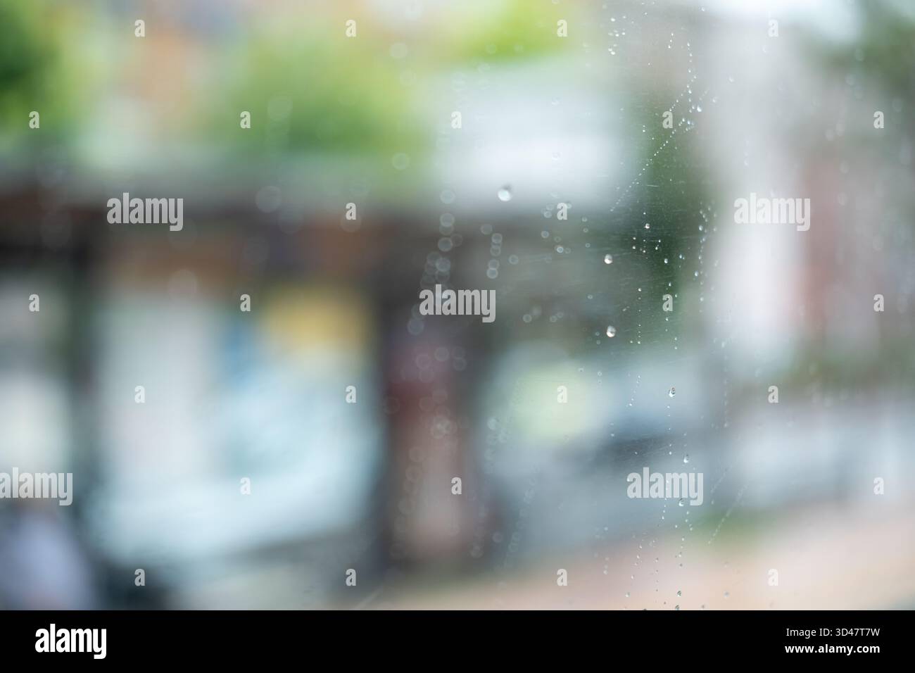 Gouttes de pluie sur le verre du bus, avec un fond flou Banque D'Images