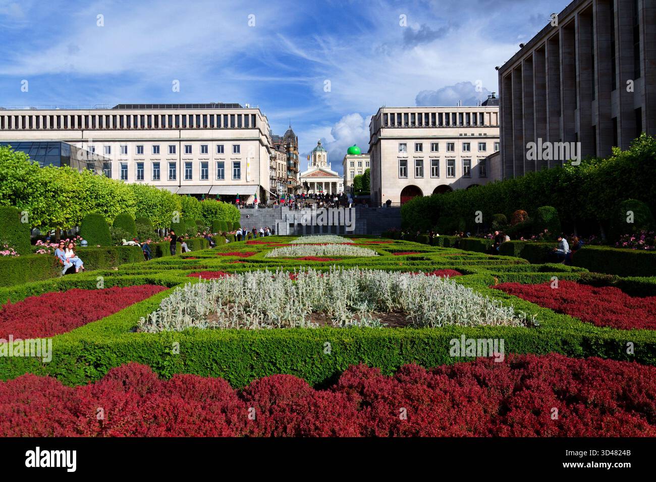 Pomme verte géante sur le toit du Musée Magritte près du jardin du Mont des Arts et de la place Royale le 25 mai 2025 à Bruxelles, Belgique. Banque D'Images