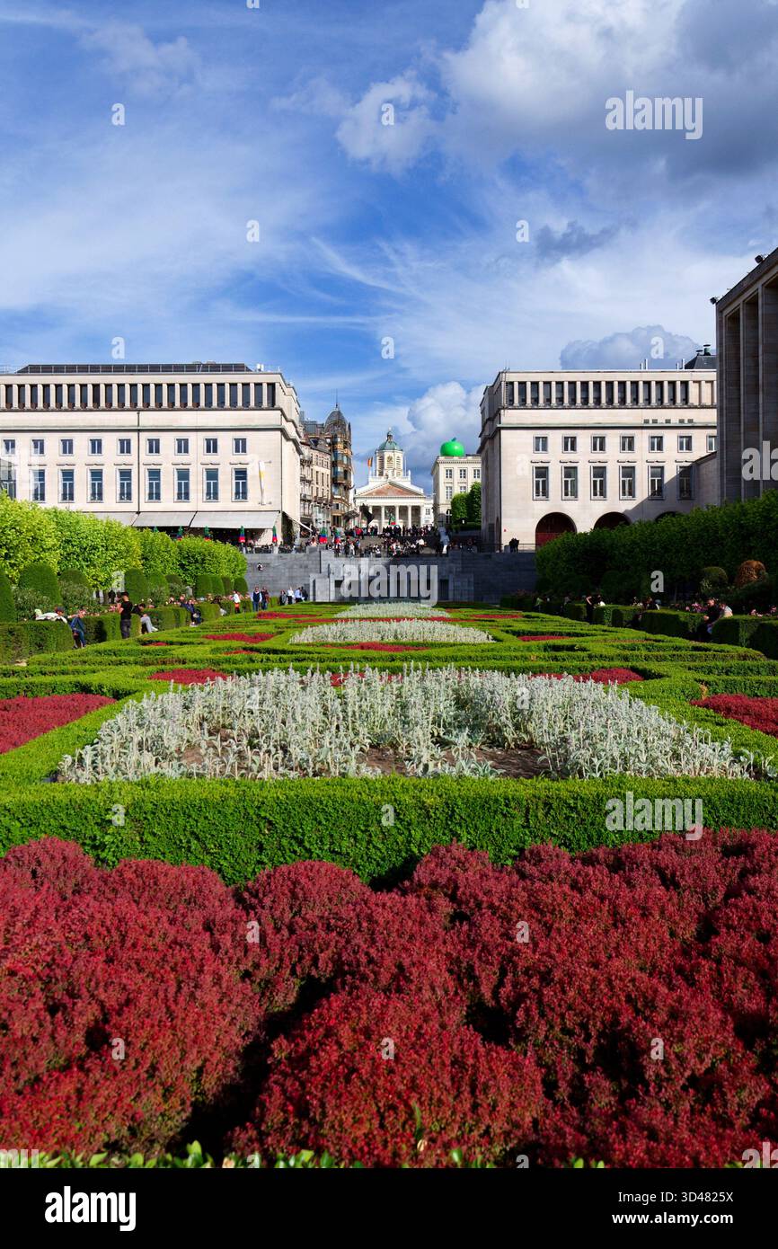 Pomme verte géante sur le toit du Musée Magritte près du jardin du Mont des Arts et de la place Royale le 25 mai 2025 à Bruxelles, Belgique. Banque D'Images