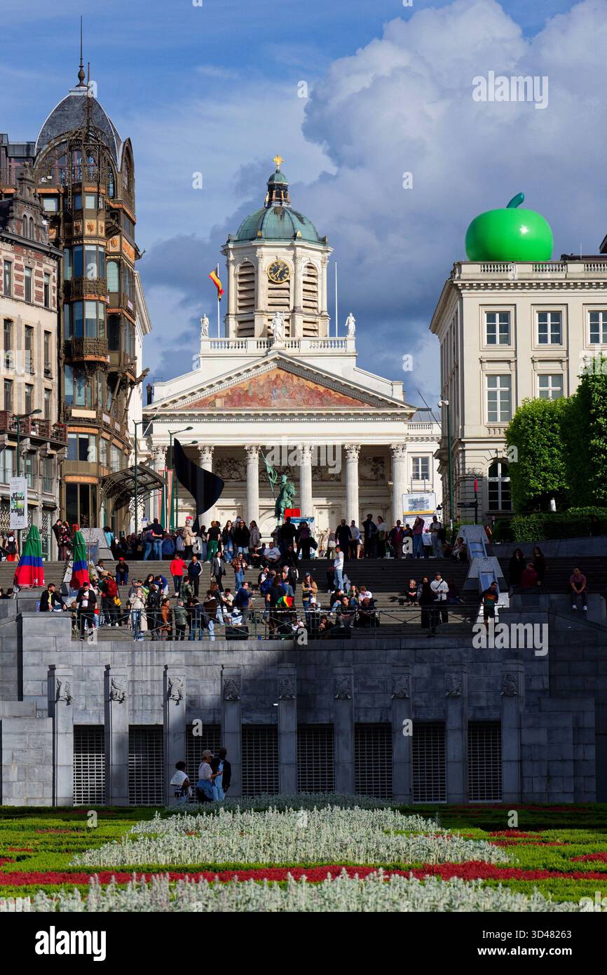 Pomme verte géante sur le toit du Musée Magritte près du jardin du Mont des Arts et de la place Royale le 25 mai 2025 à Bruxelles, Belgique. Banque D'Images