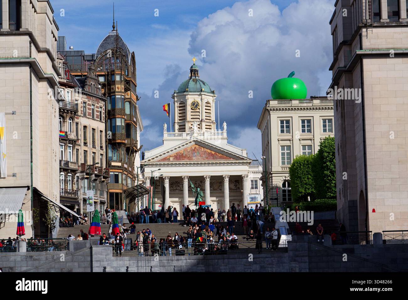 Pomme verte géante sur le toit du Musée Magritte près du jardin du Mont des Arts et de la place Royale le 25 mai 2025 à Bruxelles, Belgique. Banque D'Images
