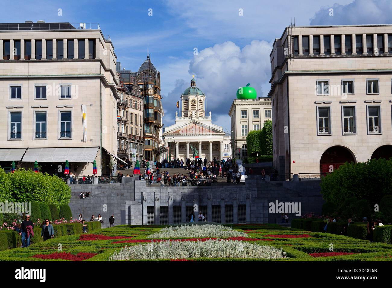 Pomme verte géante sur le toit du Musée Magritte près du jardin du Mont des Arts et de la place Royale le 25 mai 2025 à Bruxelles, Belgique. Banque D'Images