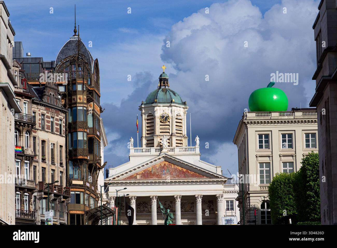 Pomme verte géante sur le toit du Musée Magritte près du jardin du Mont des Arts et de la place Royale le 25 mai 2025 à Bruxelles, Belgique. Banque D'Images