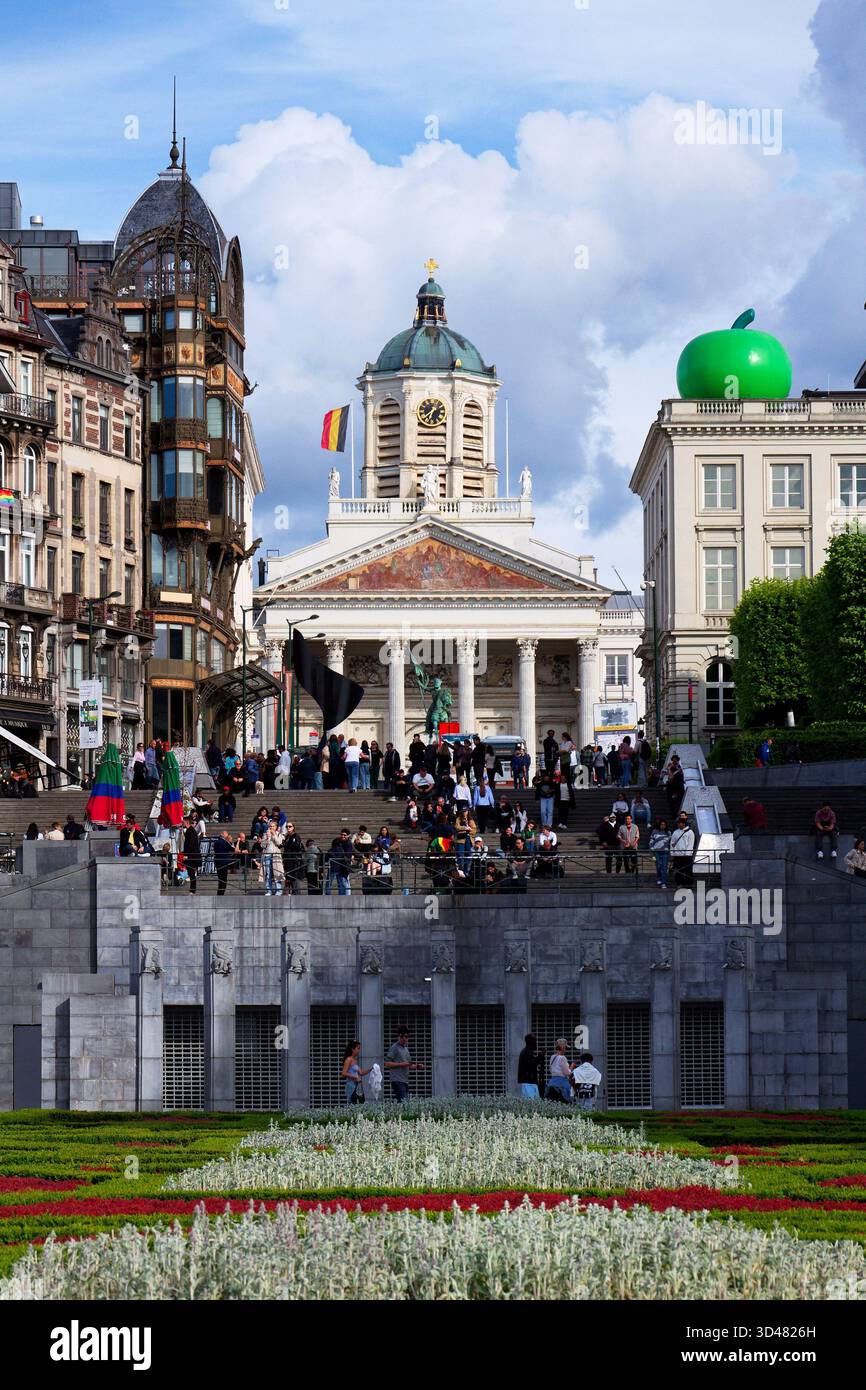 Pomme verte géante sur le toit du Musée Magritte près du jardin du Mont des Arts et de la place Royale le 25 mai 2025 à Bruxelles, Belgique. Banque D'Images