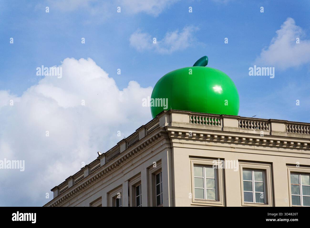 Pomme verte géante sur le toit du Musée Magritte près du jardin du Mont des Arts et de la place Royale le 25 mai 2025 à Bruxelles, Belgique. Banque D'Images