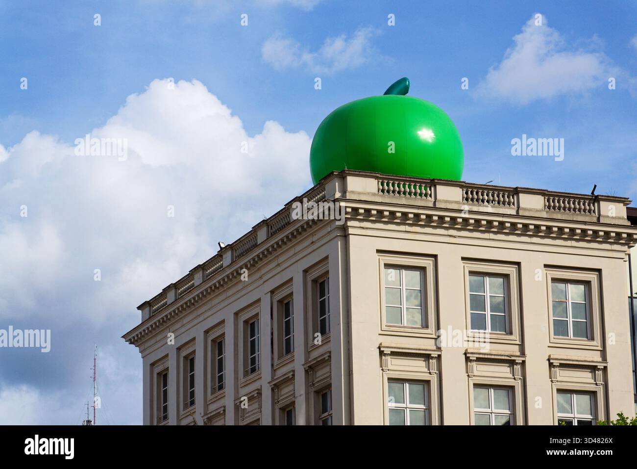 Pomme verte géante sur le toit du Musée Magritte près du jardin du Mont des Arts et de la place Royale le 25 mai 2025 à Bruxelles, Belgique. Banque D'Images