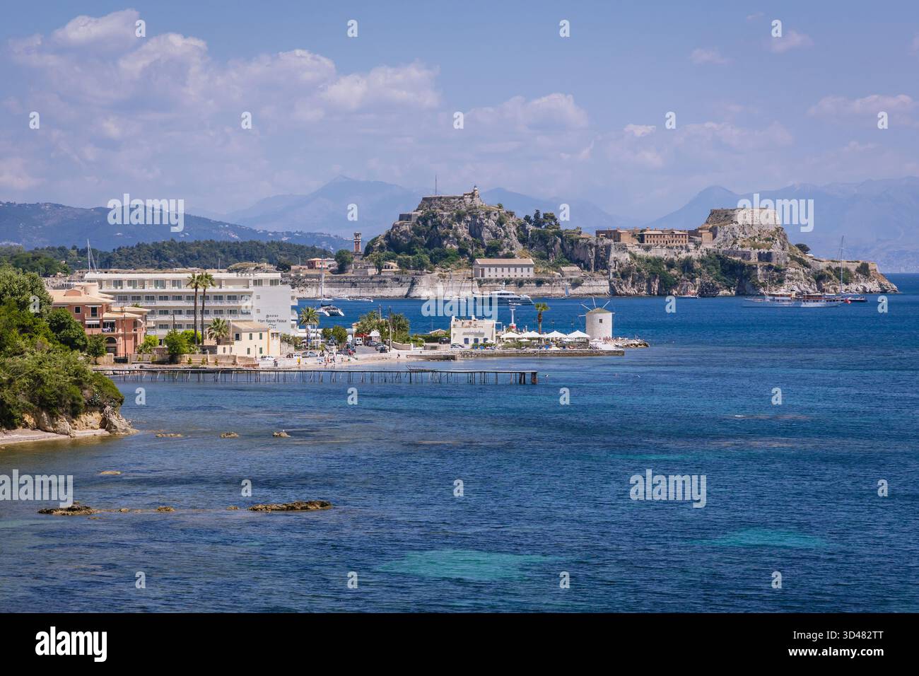 Baie de Garitsa dans la ville de Corfou sur l'île de Corfou, Iles Ioniennes, Grèce, vue avec la vieille forteresse Banque D'Images
