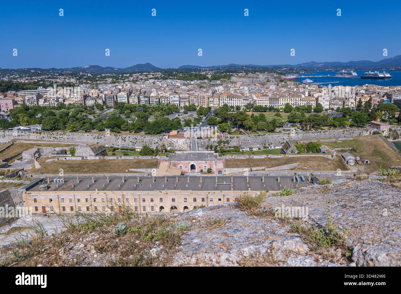 Vue aérienne depuis le sommet de l'ancienne forteresse vénitienne dans la ville de Corfou, sur une île grecque de Corfou Banque D'Images