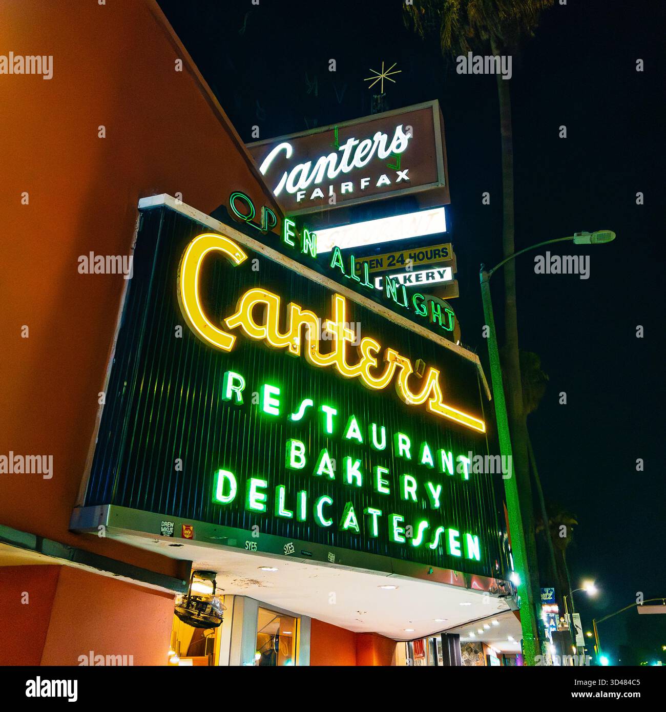 Une vue du panneau Canters Delicatessen la nuit. Le Deli est géré par une famille depuis 1931 et est connu pour son service 24/7. - Image de stock capturée avec un smartphone