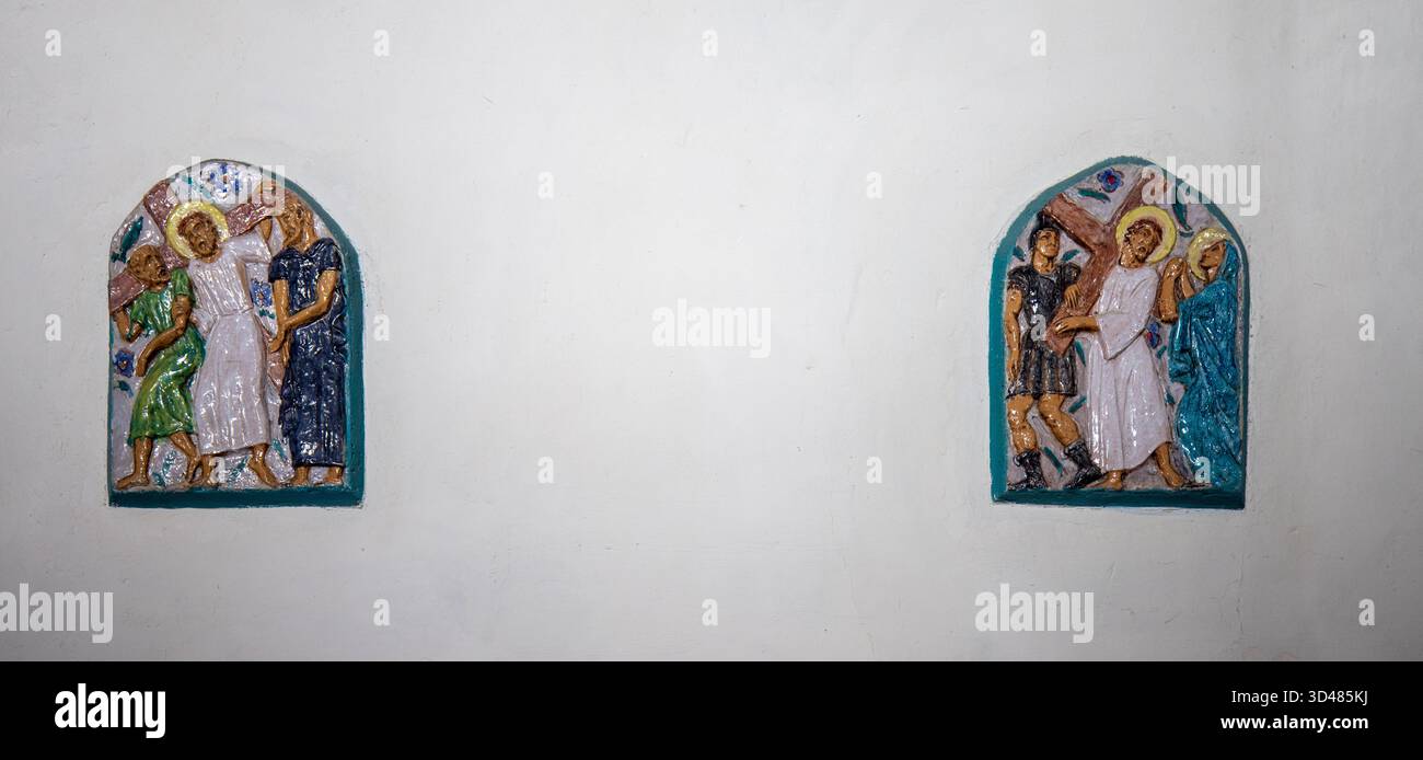 Plaques de céramique représentant des scènes des stations de Croix, ou via Crucis, dans l'église notre Dame dans le magnifique village d'Ainhoa, en France Banque D'Images