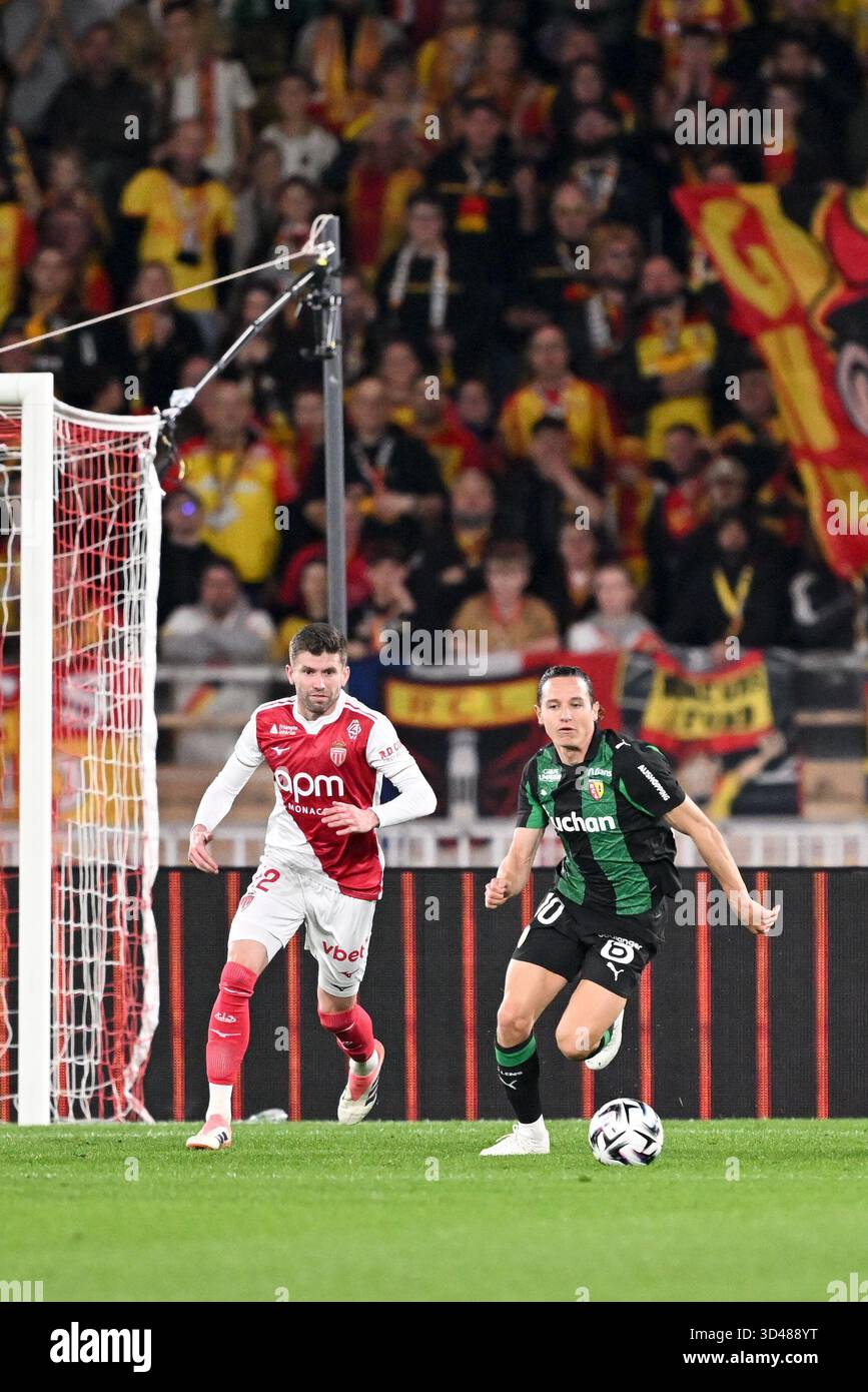 France. 8 novembre 2025. 12 CAIO HENRIQUE (asm) - 10 Florian THAUVIN (rcl) lors du match de Ligue 1 McDonald's entre Monaco et Lens au stade Louis II le 8 novembre 2025 à Monaco, Monaco. (Photo par Anthony Bibard/FEP/Icon Sport) crédit : Icon Sport/Alamy Live News Banque D'Images