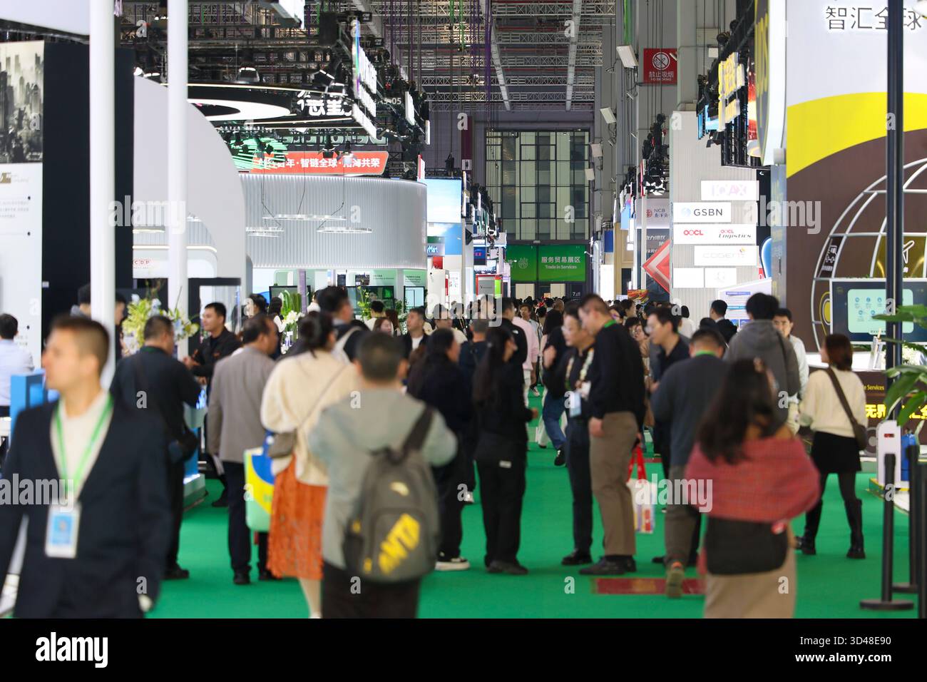 Shanghai. 9 novembre 2025. Cette photo montre la zone d'exposition du commerce des services lors de la huitième exposition internationale d'importation de Chine (CIIE) à Shanghai, dans l'est de la Chine, le 9 novembre 2025. La zone d'exposition commerciale des services du CIIE de cette année se concentre sur l'intégration des ressources, attirant les principaux fournisseurs de services mondiaux et les grappes industrielles tout en améliorant le développement coordonné et ouvert des secteurs des services et de la fabrication. Cela crée des services habilitants plus spécialisés pour offrir aux entreprises de nouvelles possibilités de croissance partagée. Crédit : Wang Xiang/Xinhua/Alamy Live News Banque D'Images