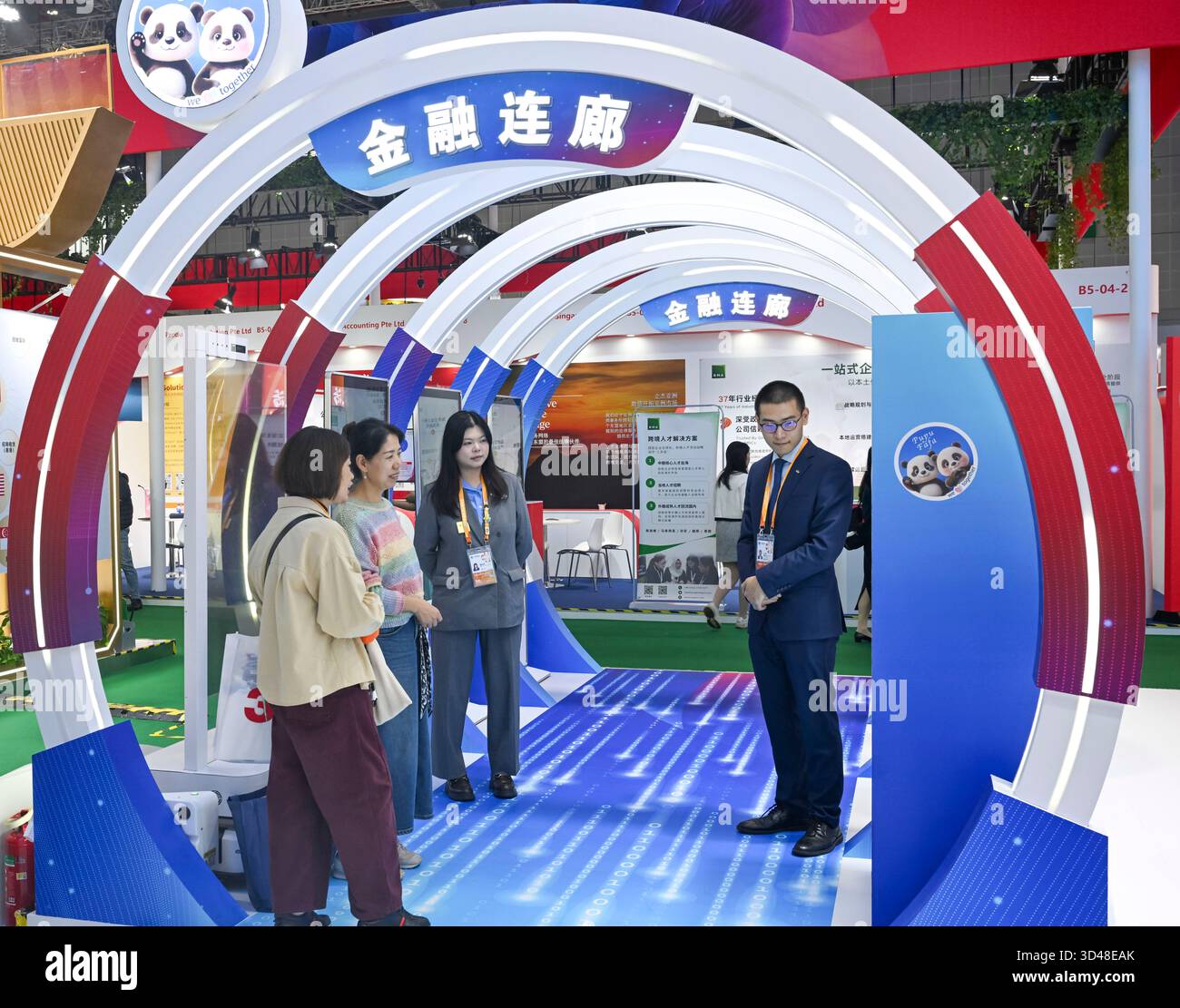 (251109) -- SHANGHAI, 9 novembre 2025 (Xinhua) -- les visiteurs font l'expérience d'installations interactives sur le stand de la Shanghai Pudong Development Bank à la zone d'exposition du commerce des services lors de la huitième China International Import Expo (CIIE) à Shanghai, dans l'est de la Chine, le 9 novembre 2025. La zone d'exposition commerciale des services du CIIE de cette année se concentre sur l'intégration des ressources, attirant les principaux fournisseurs de services mondiaux et les grappes industrielles tout en améliorant le développement coordonné et ouvert des secteurs des services et de la fabrication. Cela crée des services habilitants plus spécialisés pour offrir aux entreprises de nouvelles Banque D'Images