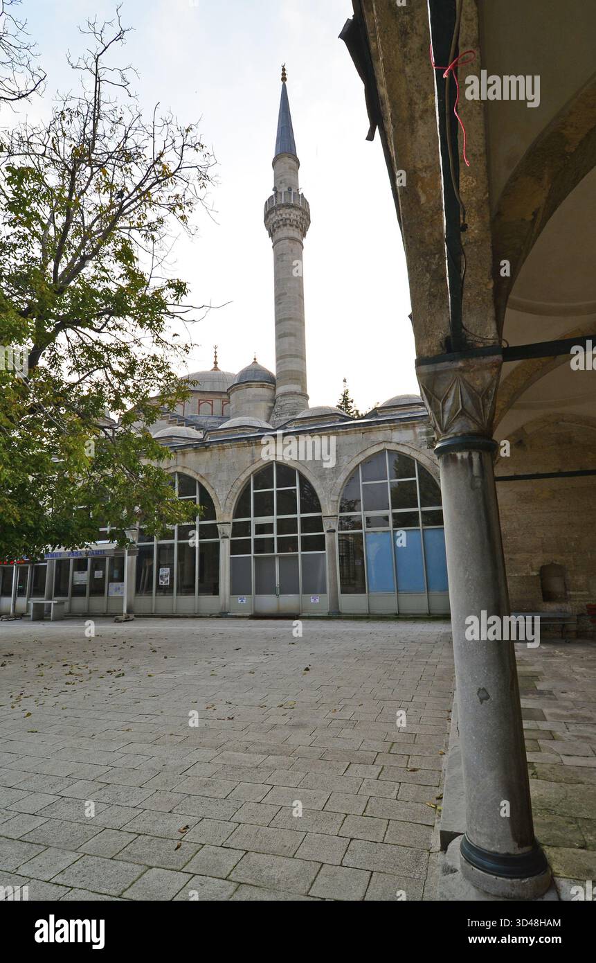 La mosquée Sokollu Mehmet Pacha, située à Luleburgaz, Kirklareli, Turquie, a été construite par Mimar Sinan au XVIe siècle. Banque D'Images
