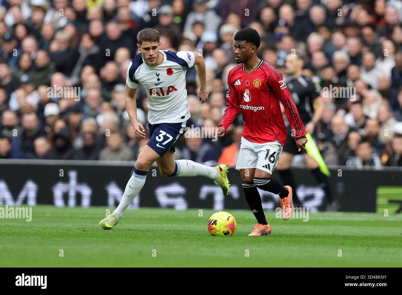 Londres, Royaume-Uni. 08 novembre 2025. Amad Diallo de Manchester Utd (16 ans) en action. Premier League match, Tottenham Hotspur contre Manchester Utd au Tottenham Hotspur Stadium à Londres le samedi 8 novembre 2025. Cette image ne peut être utilisée qu'à des fins éditoriales. Usage éditorial exclusif photo par Andrew Orchard/Alamy Live News Banque D'Images