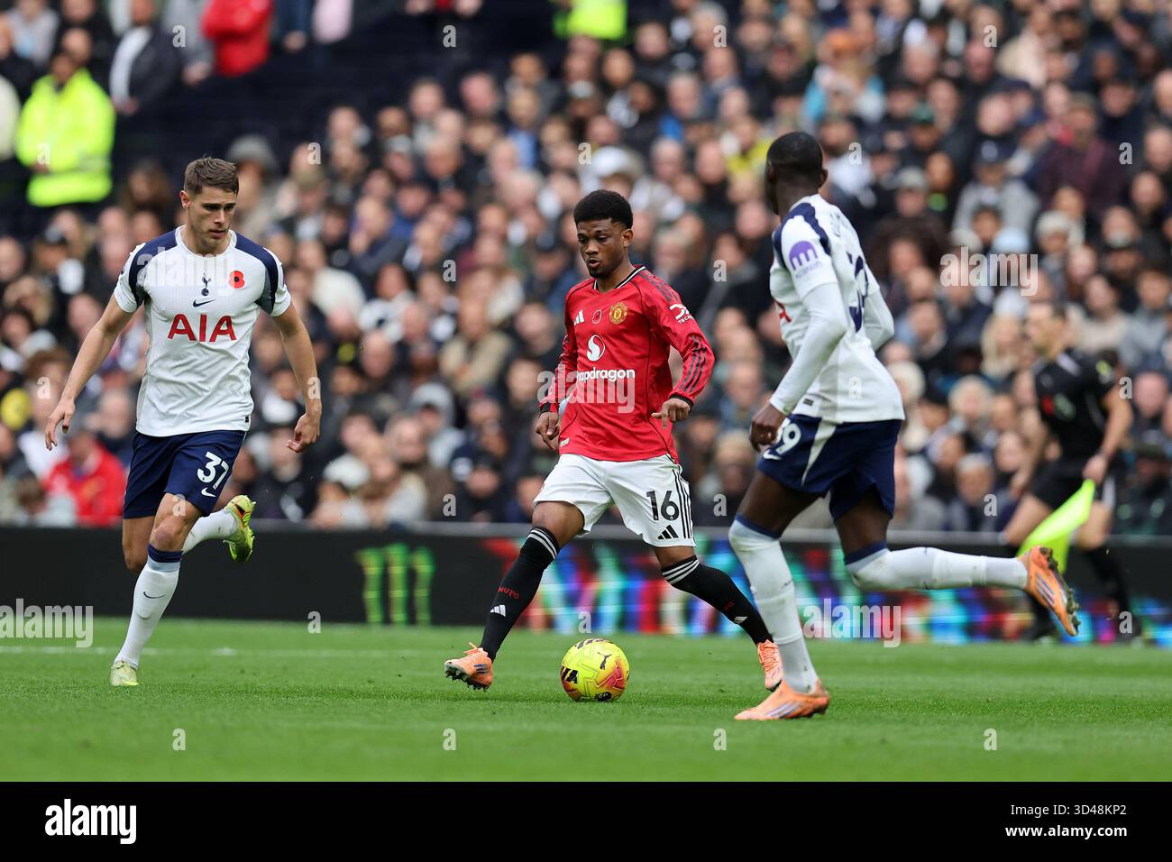 Londres, Royaume-Uni. 08 novembre 2025. Amad Diallo de Manchester Utd (16 ans) en action. Premier League match, Tottenham Hotspur contre Manchester Utd au Tottenham Hotspur Stadium à Londres le samedi 8 novembre 2025. Cette image ne peut être utilisée qu'à des fins éditoriales. Usage éditorial exclusif photo par Andrew Orchard/Alamy Live News Banque D'Images