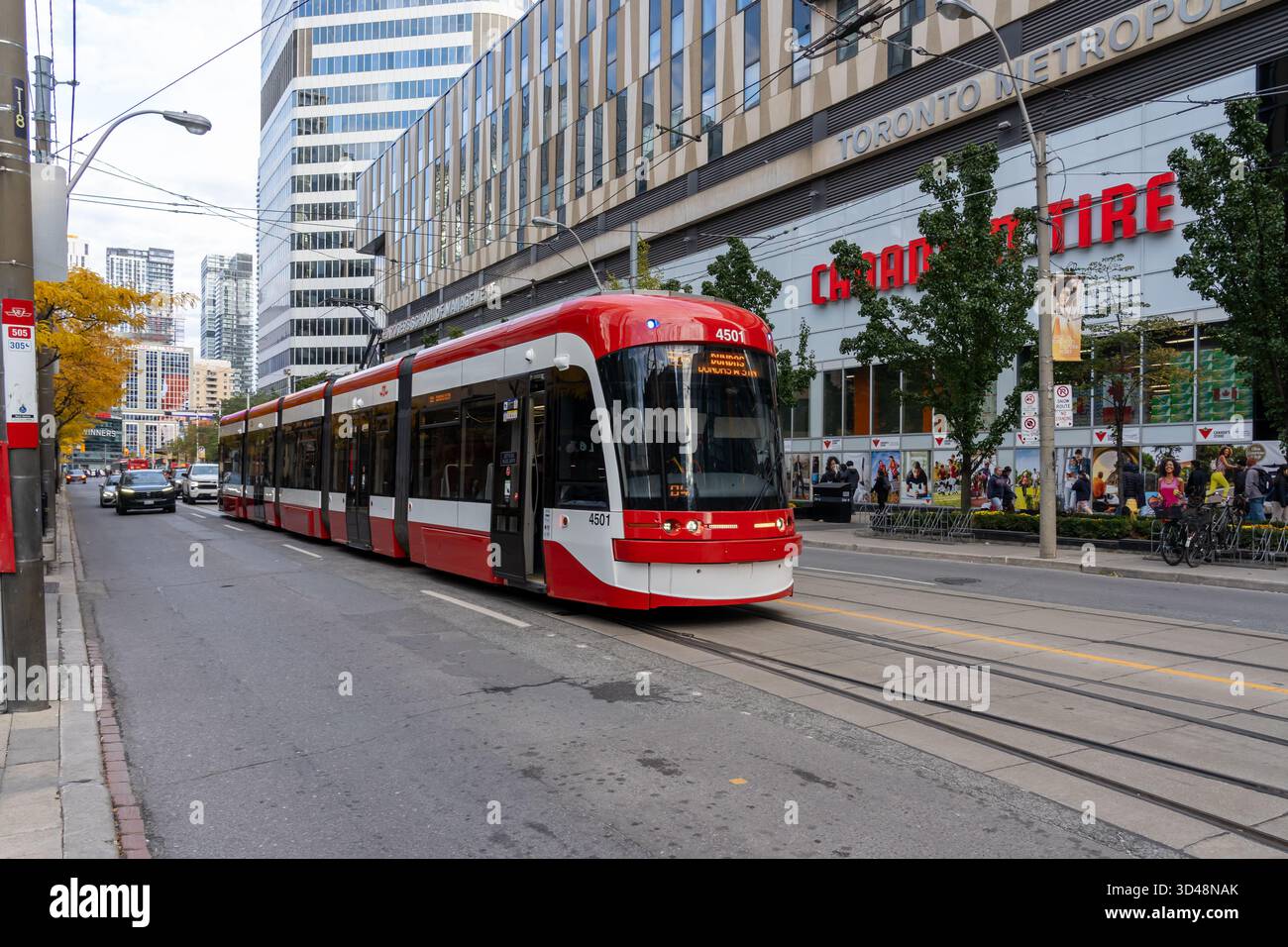Un tramway rouge est vu dans le centre-ville de Toronto, ON, Canada. Banque D'Images