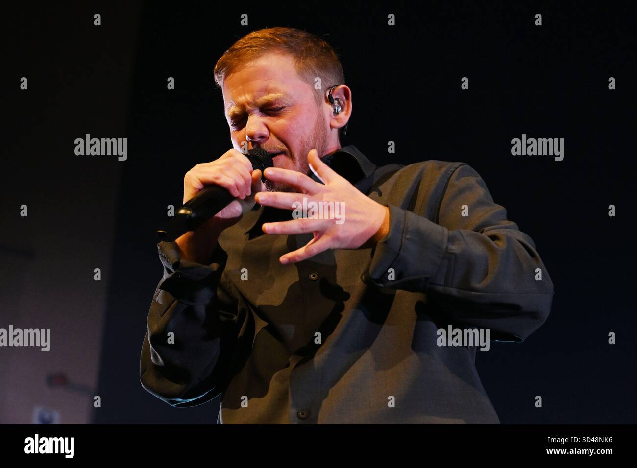 ROYAUME-UNI. 08 novembre 2025. LONDRES, ANGLETERRE - 8 NOVEMBRE : Kae Tempest se produit à la Brixton Academy le 8 novembre 2025 à Londres, Angleterre.Cap/Mar © Mar/Capital Pictures Credit : Capital Pictures/Alamy Live News Banque D'Images