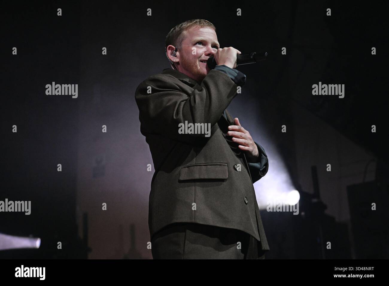 ROYAUME-UNI. 08 novembre 2025. LONDRES, ANGLETERRE - 8 NOVEMBRE : Kae Tempest se produit à la Brixton Academy le 8 novembre 2025 à Londres, Angleterre.Cap/Mar © Mar/Capital Pictures Credit : Capital Pictures/Alamy Live News Banque D'Images