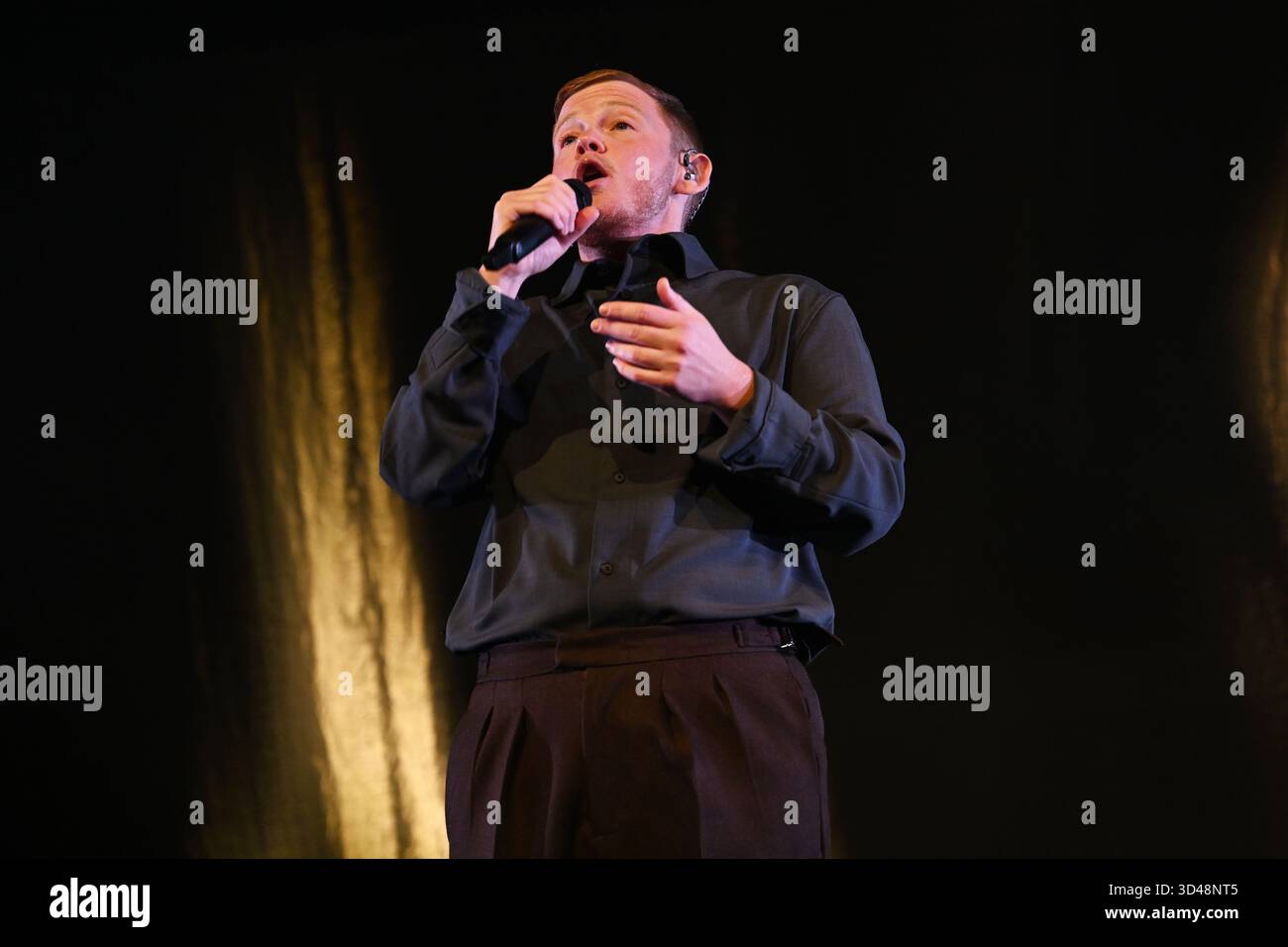 ROYAUME-UNI. 08 novembre 2025. LONDRES, ANGLETERRE - 8 NOVEMBRE : Kae Tempest se produit à la Brixton Academy le 8 novembre 2025 à Londres, Angleterre.Cap/Mar © Mar/Capital Pictures Credit : Capital Pictures/Alamy Live News Banque D'Images